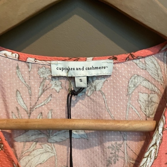 NWT Cupcakes‎ and Cashmere Smocked Floral Top Small - Picture 5 of 8